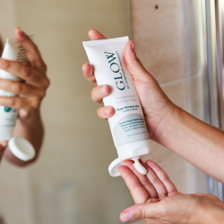 Aplica una pequeña cantidad de crema 20 minutos antes de acostarte.